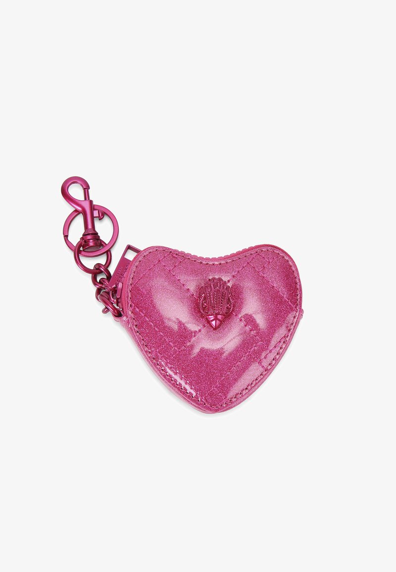 Portfel na klucze w kształcie serca, różowy, z brokatowej skóry, z akcentem w kształcie muszli i złotymi elementami. Zamek błyskawiczny z haftowanymi detalami.
