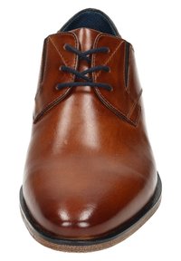 Chaussure habillée en cuir marron avec une finition brillante, bout arrondi, lacets noirs et semelle foncée contrastante. Présente des détails de couture simples.