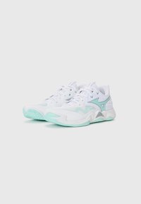 Baskets de sport blanches avec des accents vert menthe. Tige en mesh léger, semelle texturée et système de laçage traditionnel avec col rembourré.