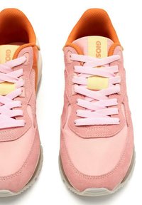 Zapatillas deportivas rosas con parte superior de ante y malla, que presentan cordones rosas, acentos naranjas alrededor del cuello y una suela de goma texturizada.