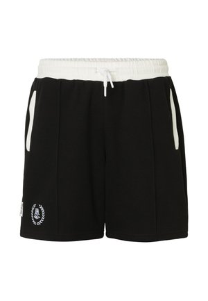 Czarne sportowe spodenki z białym elastycznym paskiem w talii, białym sznurkiem do regulacji, bocznymi kieszeniami oraz małym białym haftowanym logo na lewej nogawce.