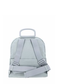 Zaino grigio chiaro con tessuto imbottito, spallacci regolabili e manico superiore. Presenta un design semplice e arrotondato con componenti hardware minimi.