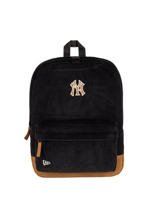 Μαύρο σακίδιο από κορδούρα με καφέ σουέντ βάση, μπροστινή τσέπη και κεντημένο λογότυπο των New York Yankees σε μπεζ και λευκό στο μπροστινό μέρος.