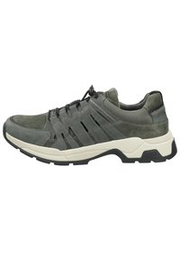 Grüne Wildleder- und Mesh-Sneaker mit strukturiertem Obermaterial, das seitliche Ausschnitte und eine weiße Gummisohle aufweist. Mit einstellbarem Toggle-Verschluss geschnürt.