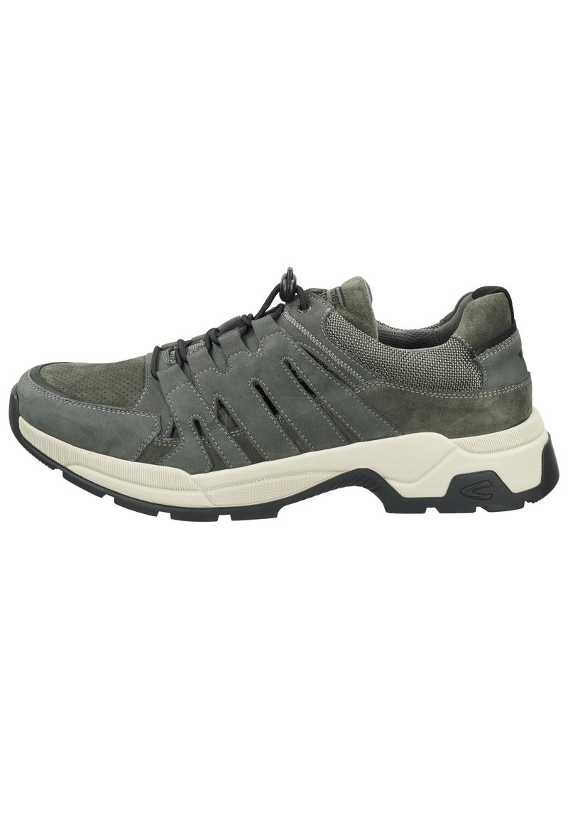 Grüne Wildleder- und Mesh-Sneaker mit strukturiertem Obermaterial, das seitliche Ausschnitte und eine weiße Gummisohle aufweist. Mit einstellbarem Toggle-Verschluss geschnürt.