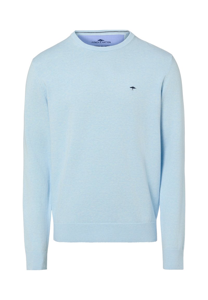 Lichtblauwe trui met ronde hals, gemaakt van zachte gebreide stof. Voorzien van geribbelde manchetten en zoom, met een klein donker logo-accent op de borst.
