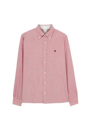 Rood en wit gestreept overhemd met lange mouwen, een button-down kraag en een klein marineblauw logo op de linker borst. Heeft knoopsluiting en details op de manchetten.