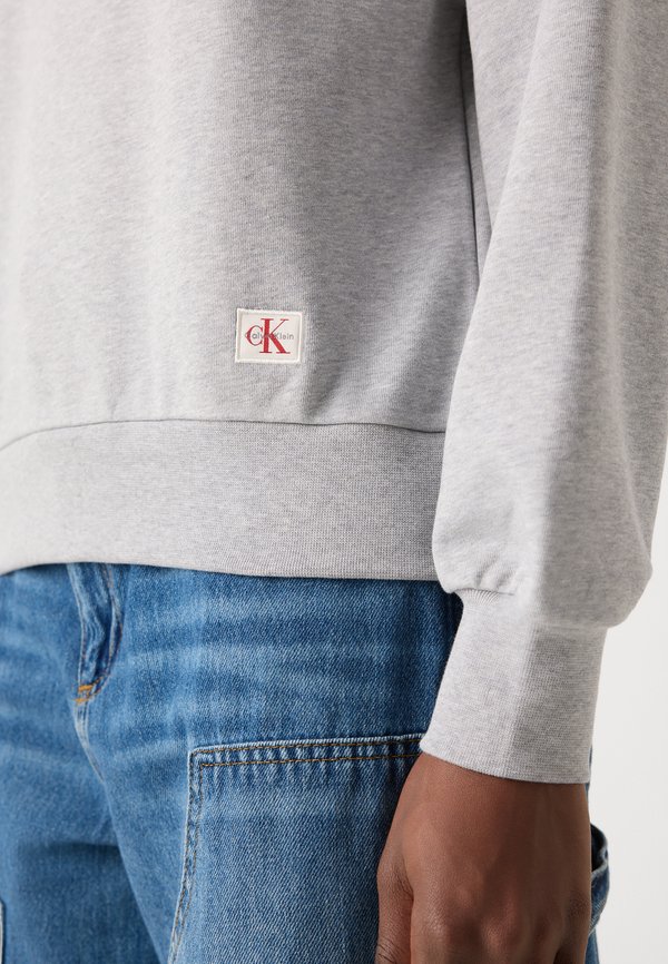 BADGE LOGO CREW - Sweatshirt3