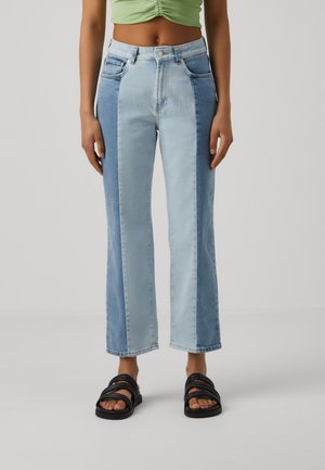Ljust blå denimjeans med en färgblockeringsdesign och mörkblå sidopaneler. Rakt ben och traditionell femfickorsdesign.