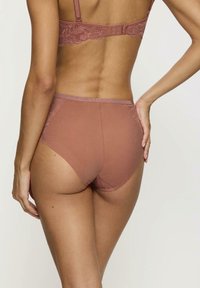 Hoge taille ondergoed van aardse bruine stof, met kanten accenten aan de zijkanten, een gladde textuur en een naadloos ontwerp.