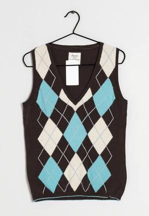 Ærmeløs V-hals strikkevest med blå, hvide og brune argylemønstre hængende på sort bøjle.