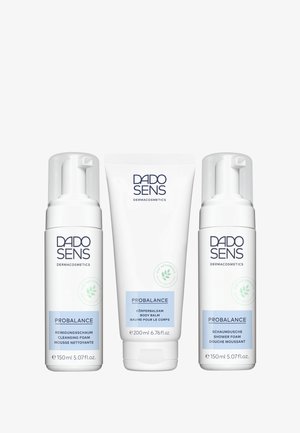 Drei DADO SENS PROBALANCE Hautpflegeprodukte mit weißer Verpackung: zwei Reinigungsschaum und ein Körperbalsam. Die Etiketten zeigen blaue Akzente und Text.