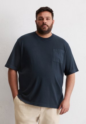 T-shirt bleu marine à manches courtes, avec un col rond et une poche poitrine. Fabriqué en tissu lisse avec une coupe décontractée et confortable.