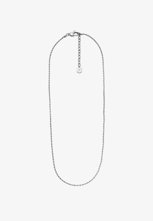 Collar de cadena de plata con un diseño retorcido, cierre de langosta y longitud ajustable con una pequeña etiqueta en forma de colgante.