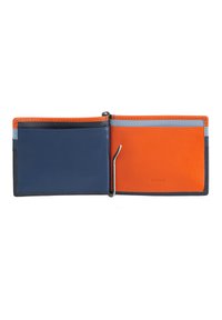 Portafoglio in pelle con una combinazione di colori blu navy e arancione, numerosi scomparti per carte, una clips in metallo e una superficie liscia. Il logo del marchio è visibile.