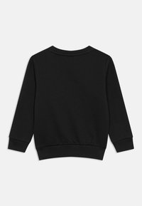 Sweat-shirt noir à manches longues, col et poignets côtelés, et un ourlet ajusté. Texture lisse sans motifs ni détails visibles.