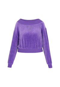 Lila, rövidített pulóver puha bársonyból. Off-shoulder nyakkivágással, bordás mandzsettákkal és dekoratív szegecsekkel, amelyek háromszög mintázatban helyezkednek el elöl.