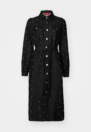 Vestido negro de botones con embellishments similares a perlas, que presenta un cuello con solapa, mangas largas y una cintura atada. Tejido texturizado con patrones de diamante.
