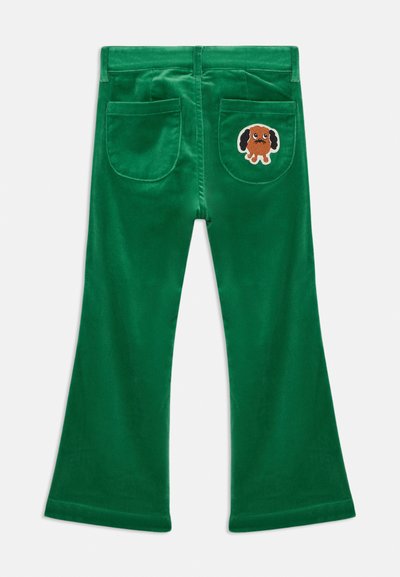 Pantaloni evazați din catifea verde, cu două buzunare la spate. Un buzunar are un design brodat cu un câine de desene animate. Textură moale, finisaj curat.