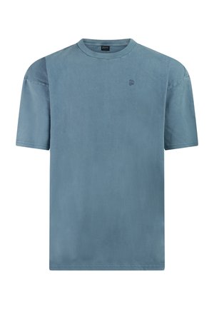 Kortarmig, vervaagde blauwe t-shirt met ronde hals, met een klein logo op de linkerborst en zichtbare stiksels op de mouwen en zoom.