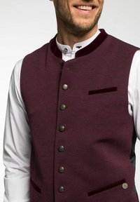 Burgunderfarbene Weste mit strukturiertem Gewebe und einem Samtkragen, ausgestattet mit silberfarbenen Knöpfen und einer kleinen Tasche mit einem Samtakzent.