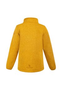 Gul fleecepullover med hög krage, långa ärmar och en texturerad yta. Har en liten logotyp vid nederkanten.