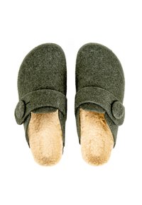 Chaussons en feutre vert foncé avec un accent en forme de bouton rond, doublure en beige doux, design ouvert au niveau des orteils et forme courbée pour le confort.