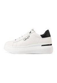 Sneaker bianca con upper in pelle liscia, accento nero sul tallone, punta tonda, suola spessa bianca e dettaglio di branding nero sul lato.