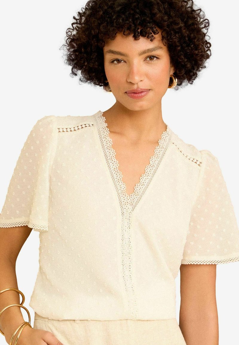 Love & Roses DOBBY FLUTTER SLEEVE REGULAR FIT - Blúzka - ivory white