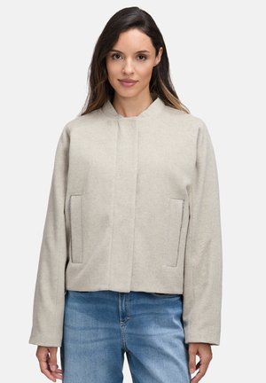 Veste courte gris clair en tissu texturé avec col montant, poches latérales et coupe droite.