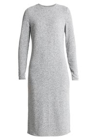 Vestido gris de manga larga hecho de un suave tejido de punto. Presenta un escote redondo y una silueta recta, que llega hasta la mitad de la pantorrilla.