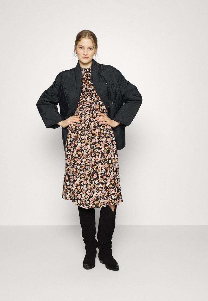 Damen Freizeitkleider | ONLY ONLAMELIA CALF DRESS Freizeitkleid black/schwarz - WJ75189 Damen Freizeitkleider | ONLY ONLAMELIA CALF DRESS Freizeitkleid black/schwarz - WJ75189