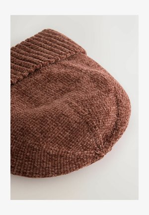 Cappello rotondo e testurizzato di colore rosa polveroso. Fascia a costine nella parte superiore. Materiale morbido con un aspetto peloso e una fodera interna liscia.