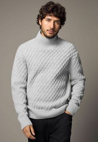 Helle graue Strickjacke mit hohem, geripptem Kragen, ausgestattet mit einem strukturierten Rautenmuster sowie gerippten Bündchen und Saum.