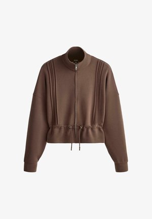 Barna cipzáras dzseki álló gallérral, hosszú ujjakkal, függőleges varrásrészletekkel és állítható zsinóros derékvonallal.