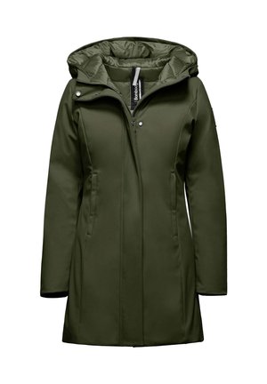 Cappotto impermeabile verde oliva con cappuccio staccabile, due tasche laterali, zip frontale e fodera trapuntata. Tessuto liscio e design aderente.