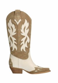Bruine en crème suède cowboylaars met vlammenachtige patronen en een lage houten hak, van de linkerkant getoond op een witte achtergrond.