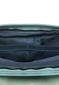 Borsa da stoccaggio con zip, dotata di un esterno in tessuto verde e un interno blu scuro. Include una tasca in rete per l'organizzazione e dettagli di cucitura testurizzati.