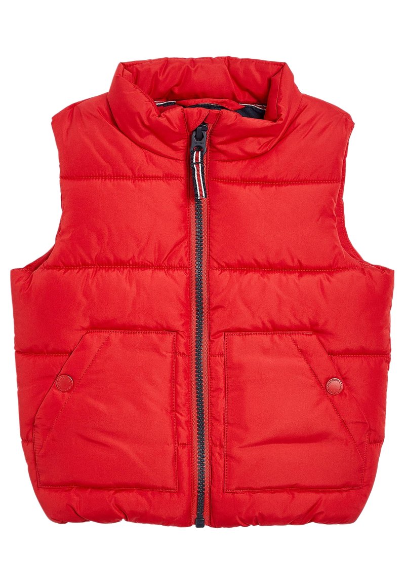 Röd vadderad väst med hög krage, framdragkedja och två sidofickor. Tyget har en slät textur med en sydd, vadderad design.
