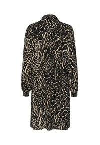 Abito con stampa leopardata in beige e nero, con colletto, maniche lunghe e un design fluido con un nastro in vita. Texture morbida.