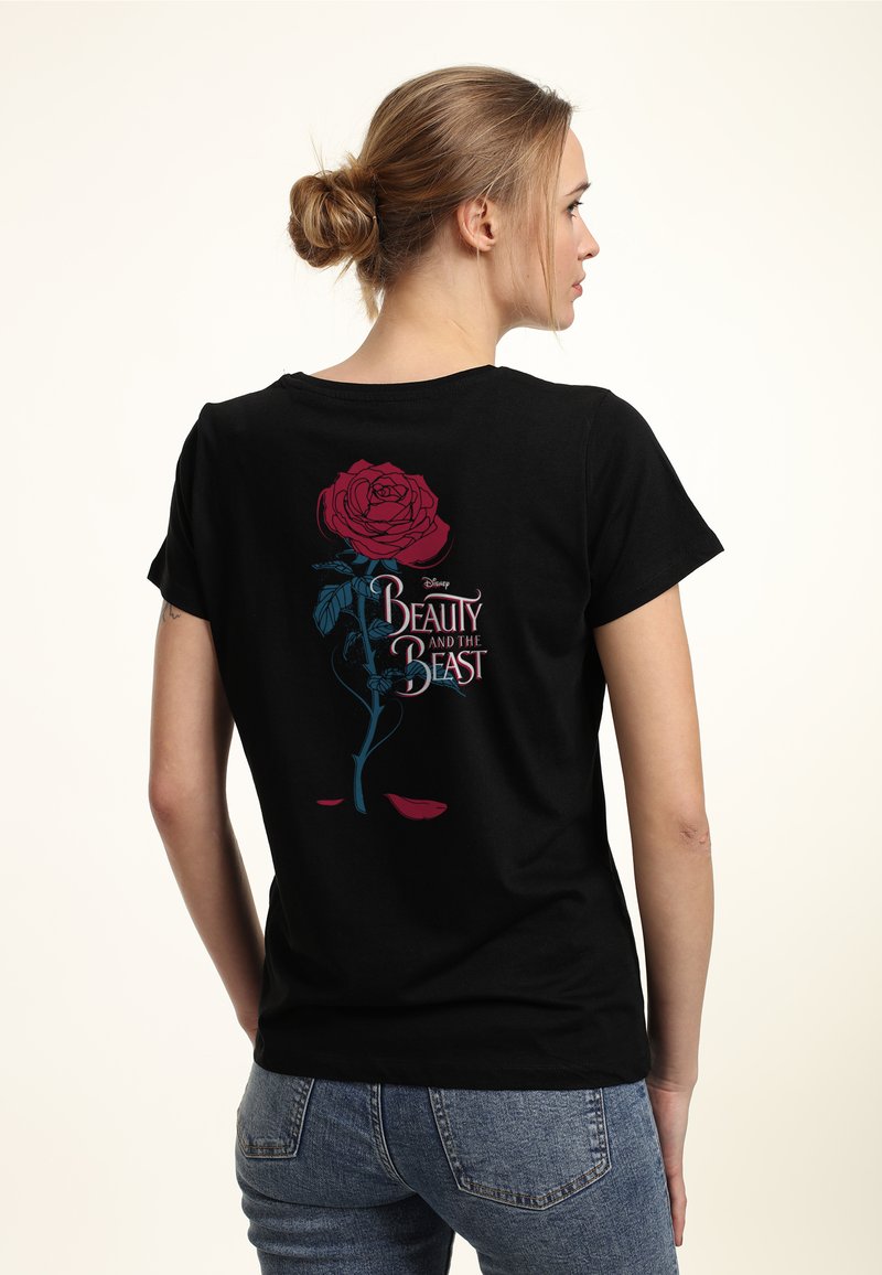 Camiseta de algodón negra con un gran gráfico de una rosa roja, con tallos verdes y acentos azules, junto con el texto "La Bella y la Bestia" en blanco.