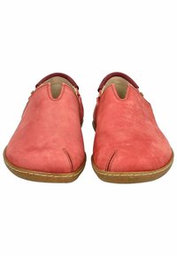 Kožené nazouvací boty v korálově růžové barvě s hladkým povrchem, zaoblenou špičkou, minimálními švy a hnědou gumovou podešví.