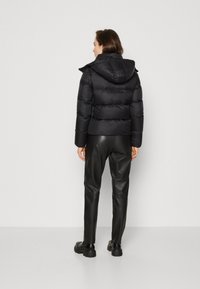Calvin Klein Jeans ARCHETYPE SHORT PUFFER - Dūnu jaka - black