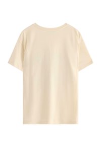 Ljus beige kortärmad t-shirt i mjukt tyg, med rund halsringning och avspänd passform. Inga synliga mönster eller detaljer.