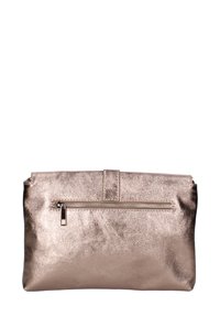 Borsa a pochette rose gold metallico realizzata in materiale testurizzato, con chiusura a zip nella parte superiore e tasca con zip frontale. Forma piatta e rettangolare.