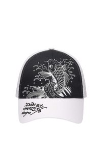 Černá čepice s bílým kšiltem, na kterém je detailní grafika koi ryby a vln. Text "Nelez na mě" v černé barvě na kšiltu.