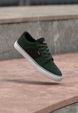 BARGE - Skateschoenen - green/gold-coloured