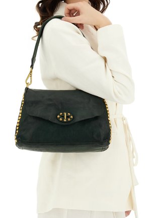 Borsa a tracolla in pelle verde scuro con patta frontale, dettagli hardware dorati e borchie arrotondate lungo il bordo. Dotata di tracolla.