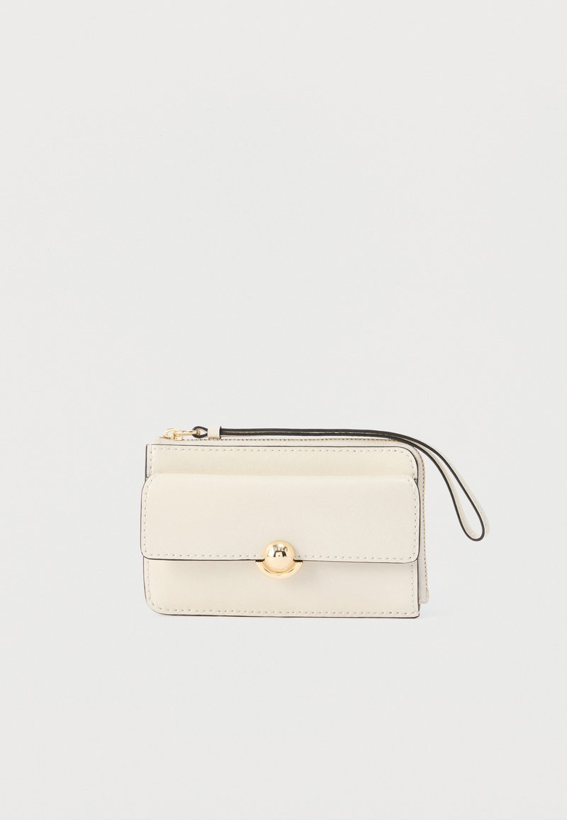 Κρεμ δερμάτινο πορτοφόλι με βραχιόλι, με εμπρόσθιο καπάκι, χρυσό κουμπί κλεισίματος, θήκη με φερμουάρ και λουράκι χειρός σε φωτεινό φόντο.