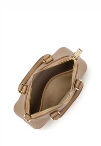 Borsa in pelle beige con zip e accessori dorati. Forma quadrata, due manici superiori e una fodera interna liscia senza compartimenti aggiuntivi.
